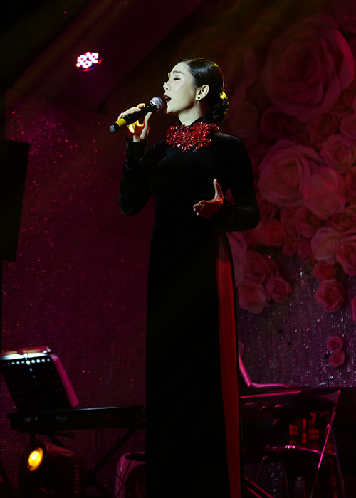 “Nữ hoàng phòng trà” gửi tặng khán giả các ca khúc “Sương lạnh chiều đông”, “Mẹ từ bi” và “Duyên phận”.