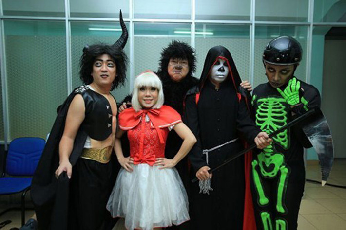 Cùng với Trấn Thành, tạo hình của Công Lý (thứ hai bên phải) trong vai thần chết vào dịp Halloween cũng khiến nhiều người đau tim. (Ảnh: Phạm Thế Danh)