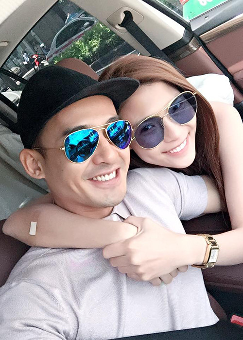 Quyết định đăng ký kết hôn vào năm 2014 nhưng phải đến tháng 4/2016, Lương Thế Thành - Thúy Diễm mới tổ chức đám cưới. Sau hôn lễ, cặp đôi trai tài gái sắc của màn ảnh Việt tiếp tục khiến nhiều người phải ghen tị bởi cuộc hôn nhân ngọt ngào. (Ảnh: Facebook nhân vật)