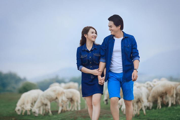 Vợ Cao Minh Đạt tên Thanh Trúc, không hoạt động trong lĩnh vực nghệ thuật. Sau 2 năm hẹn hò, cặp đôi mới quyết định tổ chức đám cưới vào ngày 16/10 vừa qua. (Ảnh: Zing)