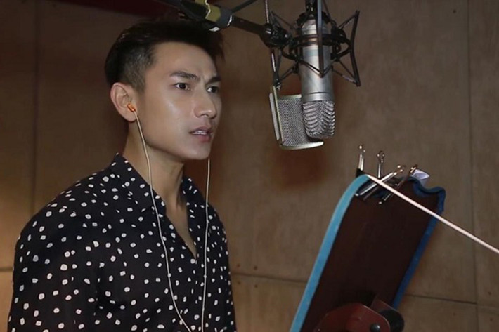 Từng lồng tiếng cho phiên bản Việt của bộ phim“Cuộc phiêu lưu của nhà Croods” ra mắt năm 2013, nam ca sĩ Isaac tiếp tục góp giọng trong phiên bản Việt của “Quỷ lùn tinh nghịch”.