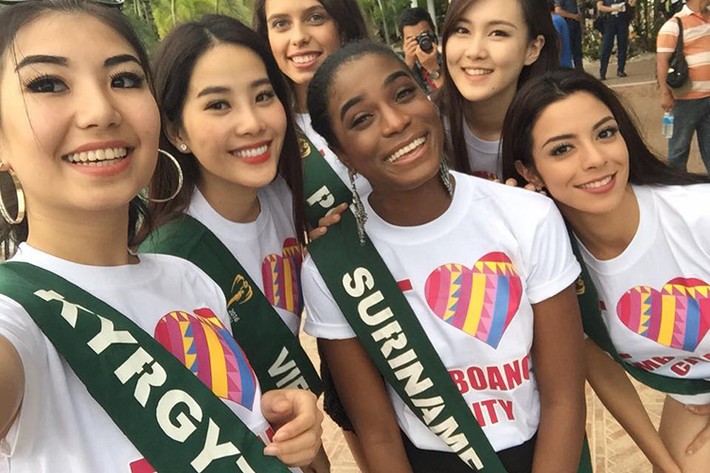 Sau gần một tháng sang Philippines tham gia cuộc thi Hoa hậu Trái đất 2016, Hoa khôi Nam Em (thứ hai bên trái) hiện đang tất bật chuẩn bị cho đêm chung kết đang đến gần. (Ảnh: Facebook nhân vật)
