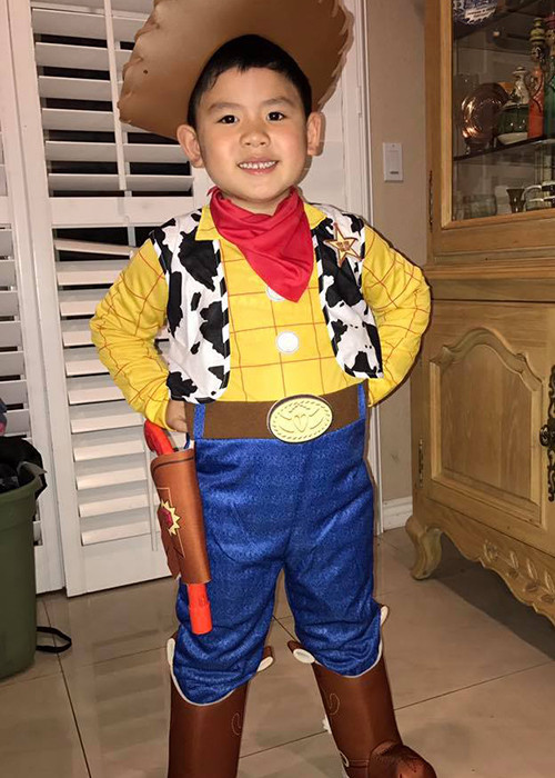 Bé Kenzi - cậu con trai út nhà Bằng Kiều chọn hóa thân thành chàng cao bồi Lucky Luke. (Ảnh: Facebook Trizzie Phương Trinh)
