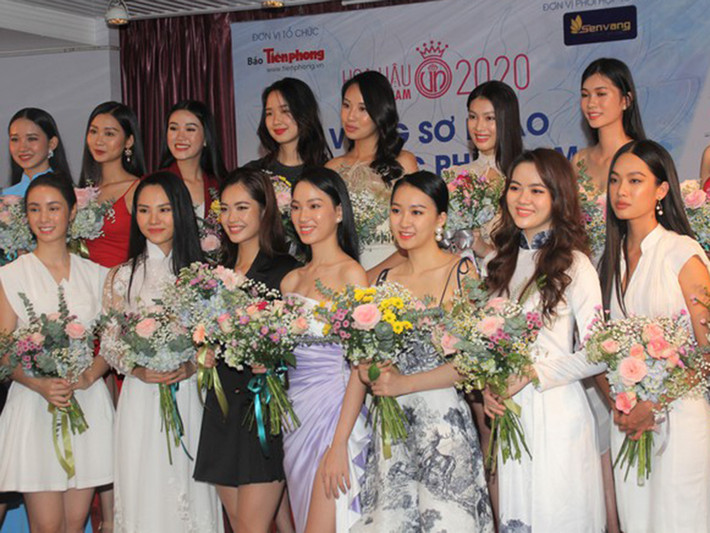 Bảo Ngọc (hàng sau, thứ 4 từ trái qua) mặc đơn giản ở sơ khảo phía Bắc Hoa hậu Việt Nam. Ảnh: Tiền Phong