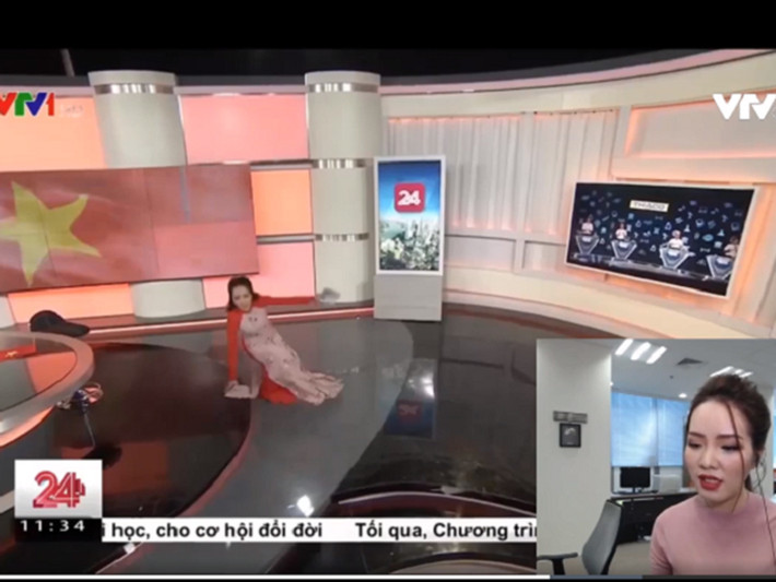 Năm 2018, Thụy Vân trượt chân ngã, giày vướng vào áo dài nhưng nhanh chóng đứng dậy để tiếp tục dẫn sóng Chuyển động 24h. Nhiều khán giả khen ngợi khả năng xử lý sự cố của cô. Ảnh: VTC