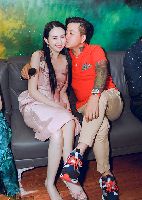 Tuấn Hưng bức xúc lên tiếng: "Vài người viết bậy bạ nói rằng tôi hết thời rồi nên về đi làm với vợ. Tôi block hết rồi. Hết thời thì tùy vào quan điểm của mỗi người yêu hay ghét giọng hát của tôi, đàn ông phải gánh vác cho gia đình, cho dù bảo tôi đi rửa bát thuê hay bốc vác tôi cũng không ngại".