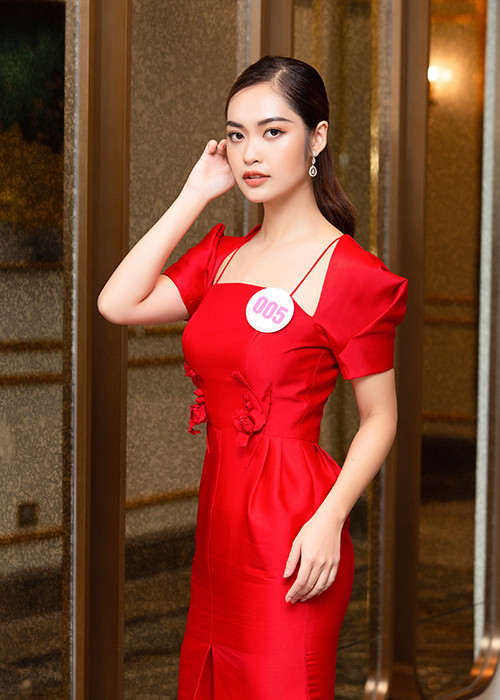 Nông Thúy Hằng nổi bật trong chiếc váy tông đỏ.