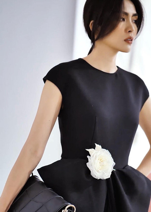 Cách đây ít tháng, nữ diễn viên cho biết, cân nặng tăng thêm 5kg. Khi có da có thịt hơn, Tăng Thanh Hà nhận được nhiều lời khen ngợi so với lúc gầy đến mức đáng báo động.