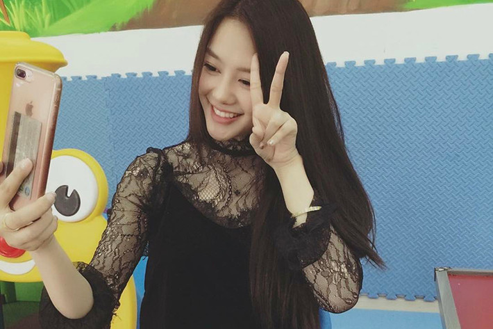Trên trang cá nhân, Linh Chi chia sẻ hình ảnh vui vẻ ở đời thường và trong công việc mặc những gạch đá từ dư luận. Cô cũng không đả động đến Lâm Vinh Hải. Ảnh: FBNV