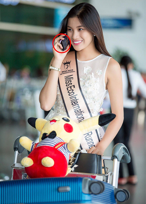 Chiều ngày 17/4, Nguyễn Thị Thành trở về nước sau khi giành danh hiệu Á hậu 3 cuộc thi Hoa hậu Môi trường Quốc tế 2017 - Miss Eco International 2017. Xuất hiện tại sân bay, cô vô tình để lộ khoảnh khắc diễn sâu trước ống kính khi đưa điện thoại chưa mở khóa máy lên nghe. Ảnh: Dân Việt