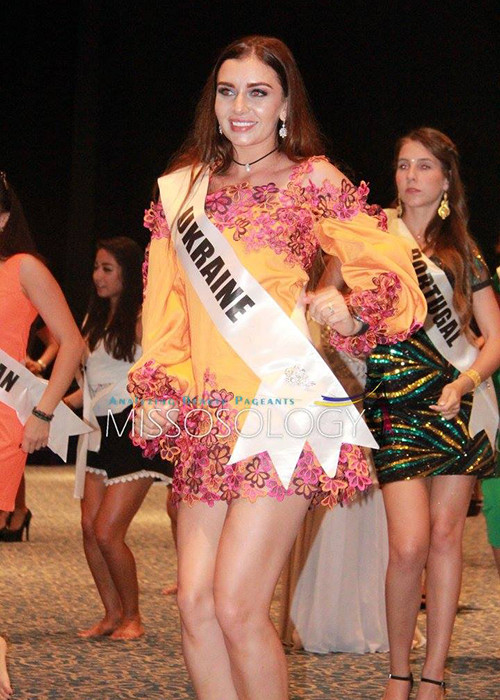 Đại diện Ukraine - Natali Varchenko nổi bật trong buổi tổng duyệt cho chung kết Hoa hậu Môi trường Quốc tế 2017.