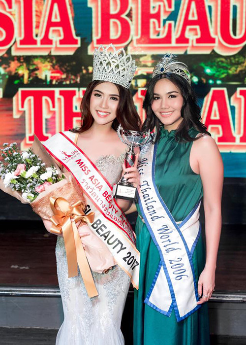 Tường Linh được Hoa hậu Thế giới Thái Lan 2006 - Melisa Mahapol trao vương miện và cúp kỷ niệm trong đêm chung kết.