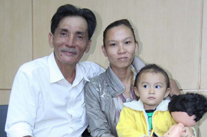 Gắn bó với nghiệp diễn hơn 30 năm, diễn viên Thương Tín vẫn chưa được công nhận danh hiệu nghệ sĩ ưu tú. Trong cuốn hồi ký của mình, Thương Tín chia sẻ, hơn 10 năm trước, anh đã có 6 huy chương vàng tại liên hoan sân khấu kịch toàn quốc. Với anh, đây là gia tài đáng nể để hãnh diện hơn danh hiệu. Ảnh: Gia đình xã hội