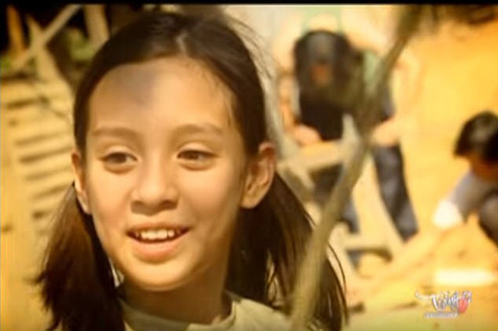 Khi còn là một cô bé dễ thương, Wendy từng tham gia diễn xuất trong MV “Chiếc áo xanh” của mẹ. Lúc này, không ai nhận ra đó là con gái ruột của Phi Nhung. Ảnh: Vietnamnet