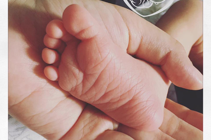 Phạm Quỳnh Anh khoe hình ảnh con gái tròn 5 ngày tuổi kèm chú thích: “Bàn chân An nhỏ bé, xinh xinh. Mới hôm nào còn đạp mẹ đau điếng, méo cả bụng mà hôm nay đã nằm ngủ ngoan cho mẹ ngắm cả ngày...Cứ như 1 giấc mơ... thật đẹp”. Ảnh: FBNV