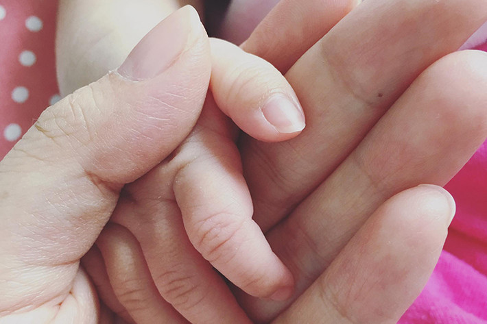 Nữ ca sĩ khoe hình ảnh đôi bàn tay xinh xắn của con gái. Ảnh: FBNV