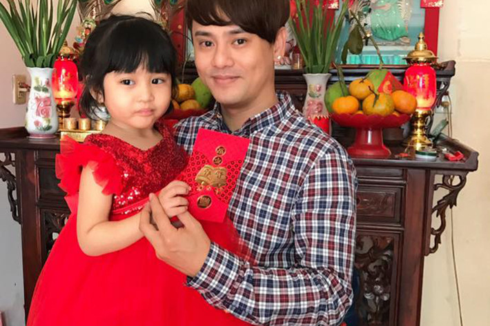 Ưng Đại Vệ tiết lộ anh và mẹ của bé Mỹ Phụng đến với nhau vào năm 2010 nhưng chia tay vào năm 2011 khi con gái chào đời. Giấu kín việc kết hôn, ly hôn và có con trong suốt những năm qua nên khi công khai nam ca sĩ gây bất ngờ. Ảnh: FBNV