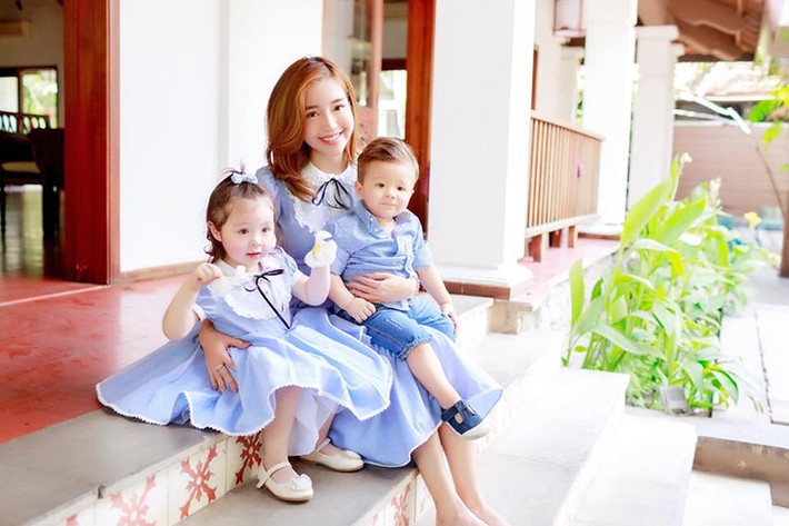 2 lần tuyên bố có con của Elly Trần khiến người hâm mộ ngỡ ngàng bởi cô giấu chuyện mang thai quá khéo. Hiện tại, hai thiên thần nhỏ nhà hot girl đều được nhiều cư dân mạng yêu mến. Ảnh: FBNV