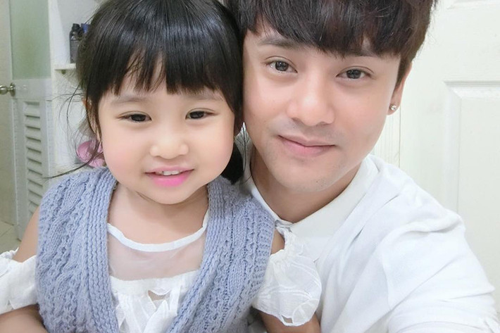 Trước khi Phi Nhung tuyên bố có con, ca sĩ Ưng Đại Vệ cũng khiến fans bất ngờ khi công khai có cô công chúa nhỏ. Theo đó, cuối năm 2016, tham gia chương trình Sing My Song, nam ca sĩ giới thiệu con gái tên Mỹ Phụng nhưng giấu danh tính mẹ của bé. Ảnh: FBNV
