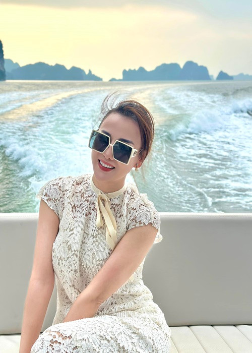 Phương Oanh mang bầu đôi khiến cơ thể cô nặng nề hơn tưởng tượng. Ngoài ra, nữ diễn viên đang bị ốm nghén nặng. Ảnh: FBNV.