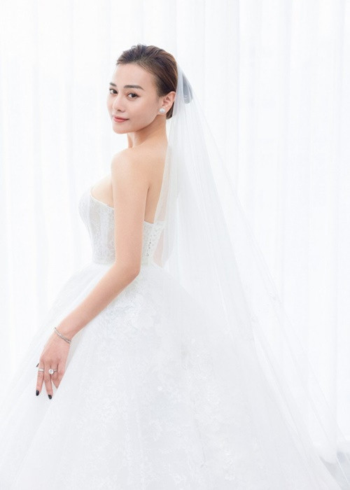 Nữ diễn viên phim Quỳnh búp bê đã đi thử váy cưới. Ảnh: FBNV.