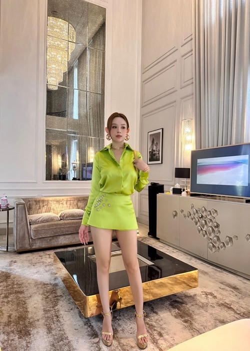 Người đẹp nổi bật khi diện set trang phục, phụ kiện đắt đỏ.