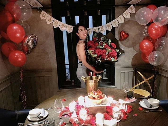 Từ khi vào showbiz, Thúy Ngân chưa công khai bất kỳ mối tình nào. Hồi tháng 2/2020, Thúy Ngân vướng tin đồn lộ hình ảnh bạn trai. Tuy nhiên, sau đó, cô phủ nhận: "Sao tôi có người yêu mà tôi không biết vậy?". Ảnh: FBNV.