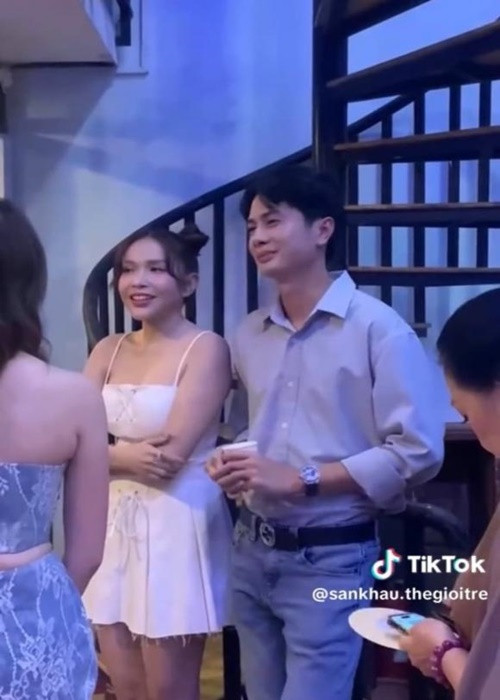 Mới đây, Khả Như gây chú ý khi chỉnh tóc cho Huỳnh Phương tại một sự kiện. Phía Huỳnh Phương nhường cho Khả Như đi trước khi chụp ảnh thảm đỏ. Ảnh: Thương Hiệu Và Pháp Luật.