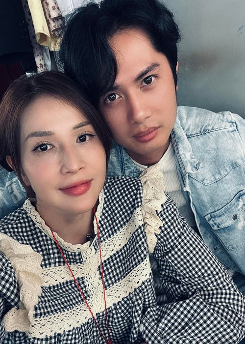 Mới đây, theo Người Đưa Tin, Huỳnh Phương - Khả Như được các đồng nghiệp Thu Trang, Tiến Luật, Diễm Phương ghép đôi khi cả hai diễn cảnh hôn trong một vở kịch. Thu Trang tiết lộ hậu trường cảnh hôn ban đầu của Huỳnh Phương - Khả Như khiến cả hai ngượng ngùng. Ảnh: FBNV.