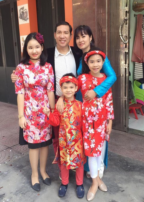 Quang Thắng không định hướng các con theo nghệ thuật. "Lập trường của tôi trước sau như một. Với tôi việc học của con là quan trọng. Như tôi đã nói sân khấu vất vả như vậy mà còn hướng con vào ngành này không hiểu mai kia các cháu ăn bằng gì? Tuy nhiên bố mẹ chỉ là người hướng lái mà không thể cấm đoán các con. Mai sau sở trưởng của con phát triển như thế nào tôi nương theo để ủng hộ và chấp nhận", anh tâm sự. Ảnh: Tổ Quốc.