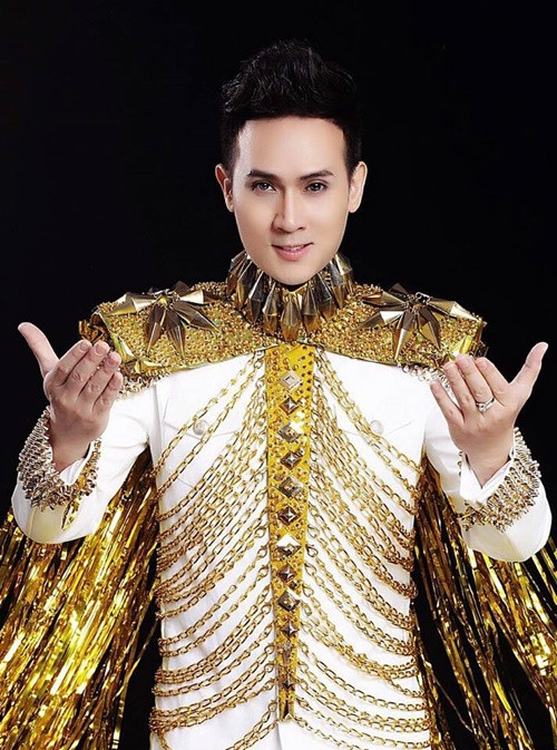 Nguyên Vũ từng bị ông bầu nổi tiếng Sài Gòn gạ sống chung. Cụ thể, trong cuộc phỏng vấn với Zing, nam ca sĩ cho biết, năm 1991, anh bị một ông bầu quyền lực trong showbiz Việt gợi ý thực hiện một bản hợp đồng tình tiền trong 5 năm. Dù muốn nhanh chóng nổi tiếng nhưng bản thân Nguyên Vũ không cho phép mình đánh đổi. Ảnh: FBNV.