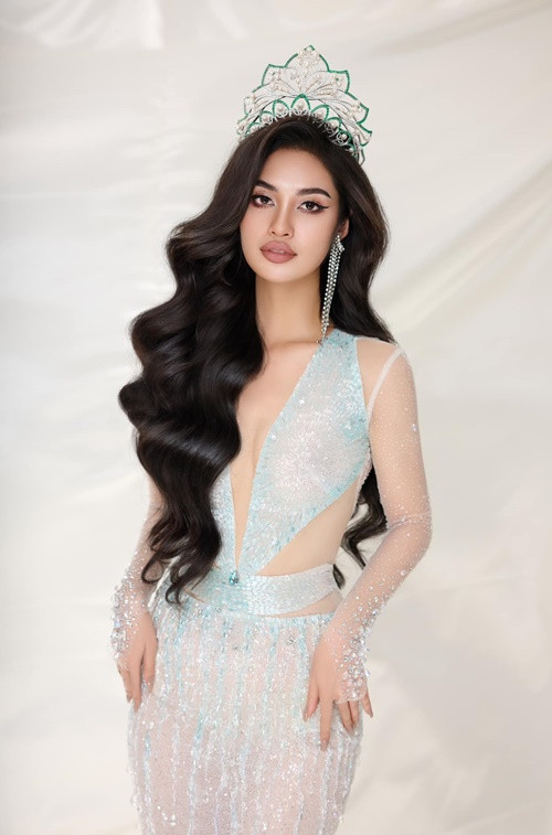 Gần đây, Nông Thúy Hằng giành danh hiệu Á hậu 2 Hoa hậu Hữu nghị Quốc tế 2023 - Miss Friendship International 2023. Sau cuộc thi, người đẹp vướng tin đồn mua giải.