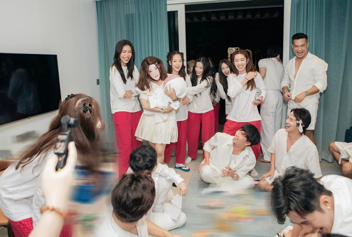 Tối ngày 3/11, Puka - Gin Tuấn Kiệt tổ chức tiệc độc thân. Huỳnh Lập bất ngờ đóng giả Nhã Phương và con trai của nữ diễn viên khiến Trường Giang bất ngờ.