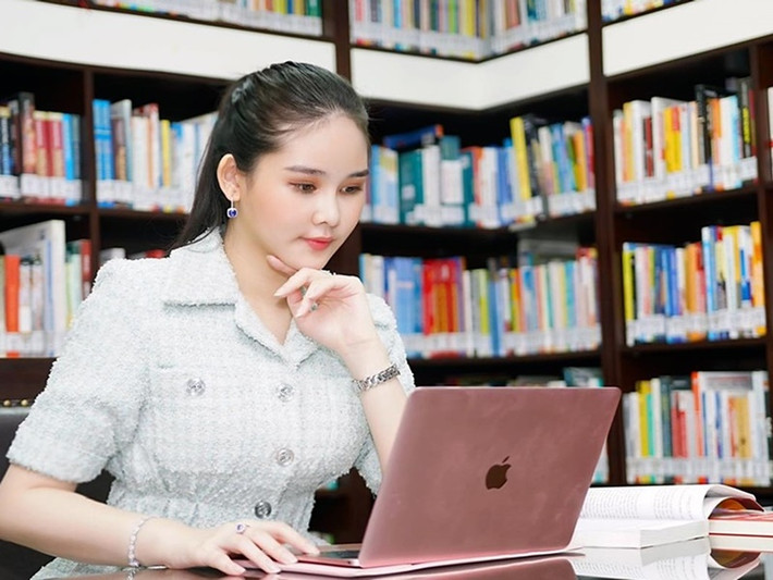 Sau khi có bằng thạc sĩ, Hoa hậu Ngân Anh trở thành giảng viên ngành Quản trị sự kiện, Giám đốc chương trình Quản trị sự kiện - Kinh tế thể thao của trường Đại học Hoa Sen. Ảnh: FBNV.