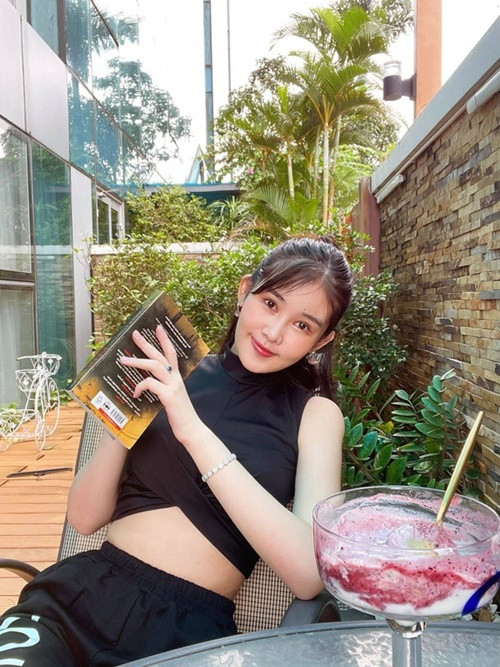 Sự nỗ lực trong học tập, công việc giúp Ngân Anh chiếm được thiện cảm của nhiều khán giả. Ảnh: FBNV.