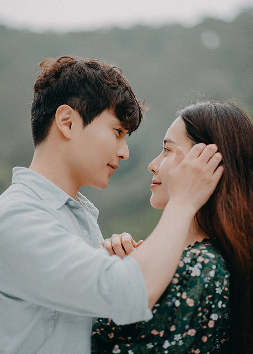 Nói về Wook Suk, Nam Em cho biết ở Wook Suk Jung có những tính cách mà các cô gái đều yêu mến: nhiệt tình, vui vẻ và ấm áp.