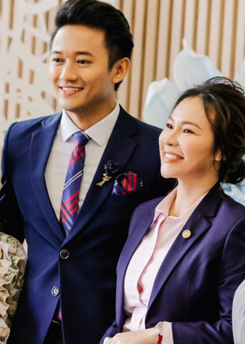 Diễn viên Quý Bình cưới vợ doanh nhân sau vài năm hẹn hò. Hôn lễ diễn ra vào ngày 12/12. 2 ngày sau đó, cặp đôi mở tiệc đãi bạn bè.
