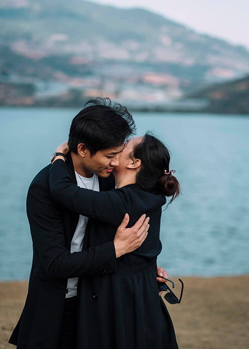 “Cô ấy luôn ủng hộ về tinh thần, chia sẻ những kinh nghiệm kinh doanh mà cô ấy tích góp được, một cố vấn đắc lực và vô cùng quan trọng với tôi. Còn tài chính, tôi hoàn toàn độc lập nhờ tích góp sau nhiều năm hoạt động nghệ thuật. Tôi quan niệm mình là đàn ông, vẫn nên là trụ cột. Sáng lập điều gì thì điều tiên quyết người quyết định phải là mình”, Quý Bình chia sẻ trên Dân Việt.