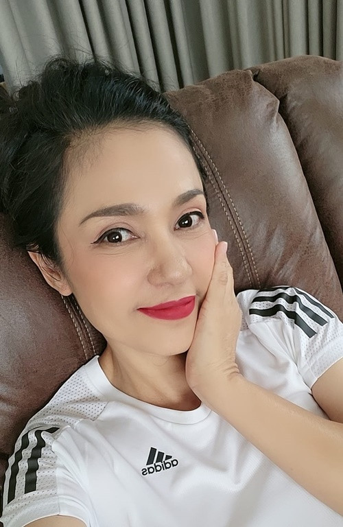 Trên trang cá nhân, diễn viên Việt Trinh lên tiếng khi bị chê già. "Có nhiều anh chị xem hình mình mà không lo nhìn thần sắc cô ấy tươi không mà cứ soi vết nhăn rồi chê già. May mà mình là người phụ nữ không sợ nếp nhăn nên cứ chê thoải mái, đây không có quạu", cô chia sẻ.