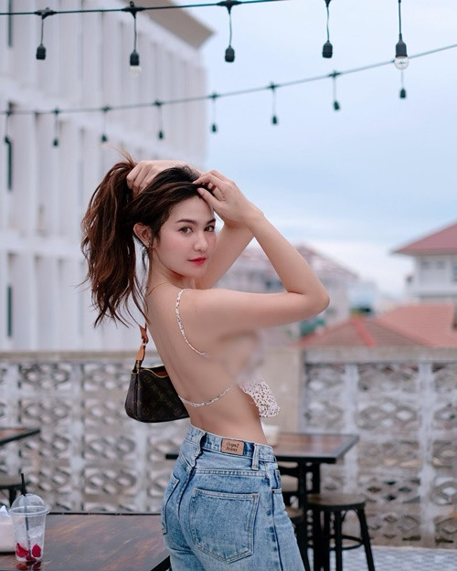Hot girl Gampin rất mê mốt hở lưng. Cô nàng lựa chọn phong cách thoáng mát này khi dạo phố, đi siêu thị.