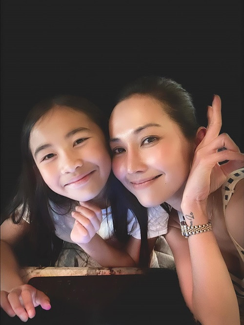 Bé Yvona ngày càng xinh xắn. Nữ diễn viên cho biết con gái rất thích làm nũng.