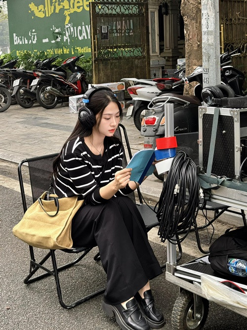 Trong Lỡ hẹn với ngày xanh, Lê Bống vào vai cô gái vừa ra trường, ăn mặc trẻ trung, khá kín đáo.