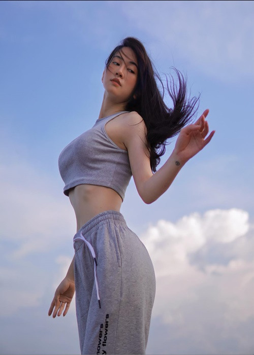 Người tình màn ảnh của Huỳnh Anh có phong cách thời trang đa dạng.