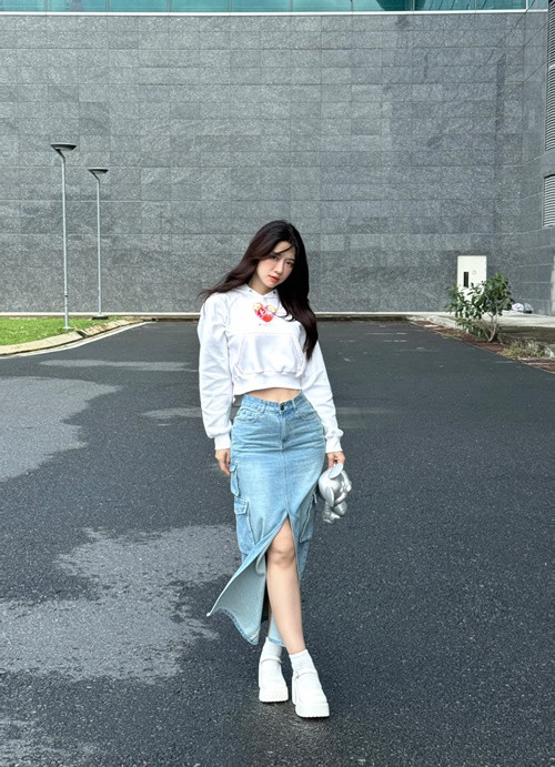 Ở đời thường, Lê Bống chuộng trang phục cá tính.