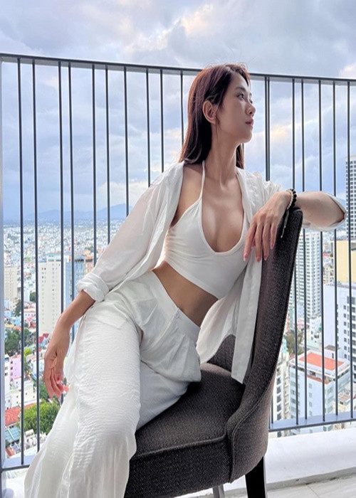 Nữ diễn viên phim Lỡ hẹn với ngày xanh từng nặng đến 70 kg. Nhờ chăm tập luyện, ăn uống khoa học, Lê Bống có được vóc dáng gợi cảm, cuốn hút.