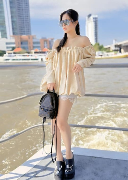 Dù từng một lần sinh nở, bạn gái Huỳnh Anh vẫn thon gọn, quyến rũ.