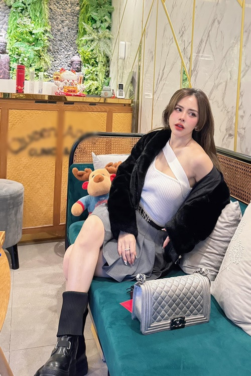 MC Bạch Lan Phương theo đuổi phong cách gợi cảm.