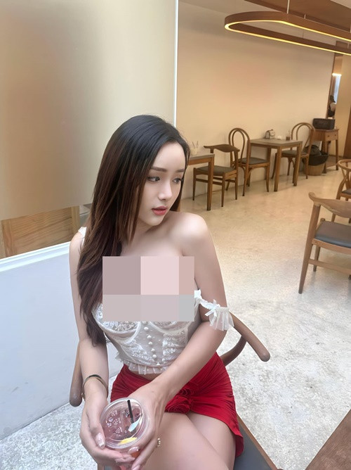 Dù ở nhà hay đi ra phố, Chotika vẫn chuộng váy áo ngắn chẳng tày gang.
