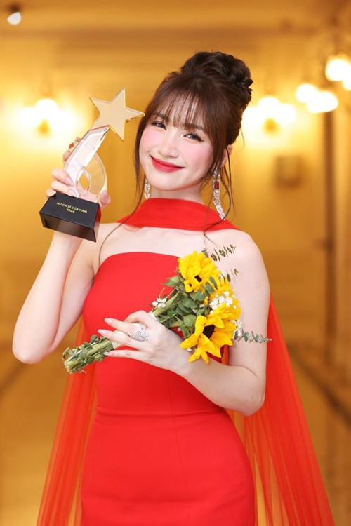Nữ ca sĩ Hòa Minzy vừa giành giải Nữ ca sĩ của năm ở lễ trao giải Cống hiến 2024. Ảnh: FBNV.