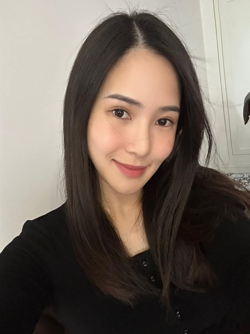 Khuôn mặt của nữ ca sĩ thon gọn với chiếc cằm dài và nhọn. Ảnh: FBNV.